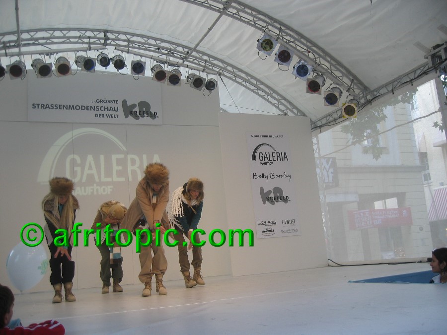 ../Images/Krefeld-Strssenmodenschau-2005 148.jpg